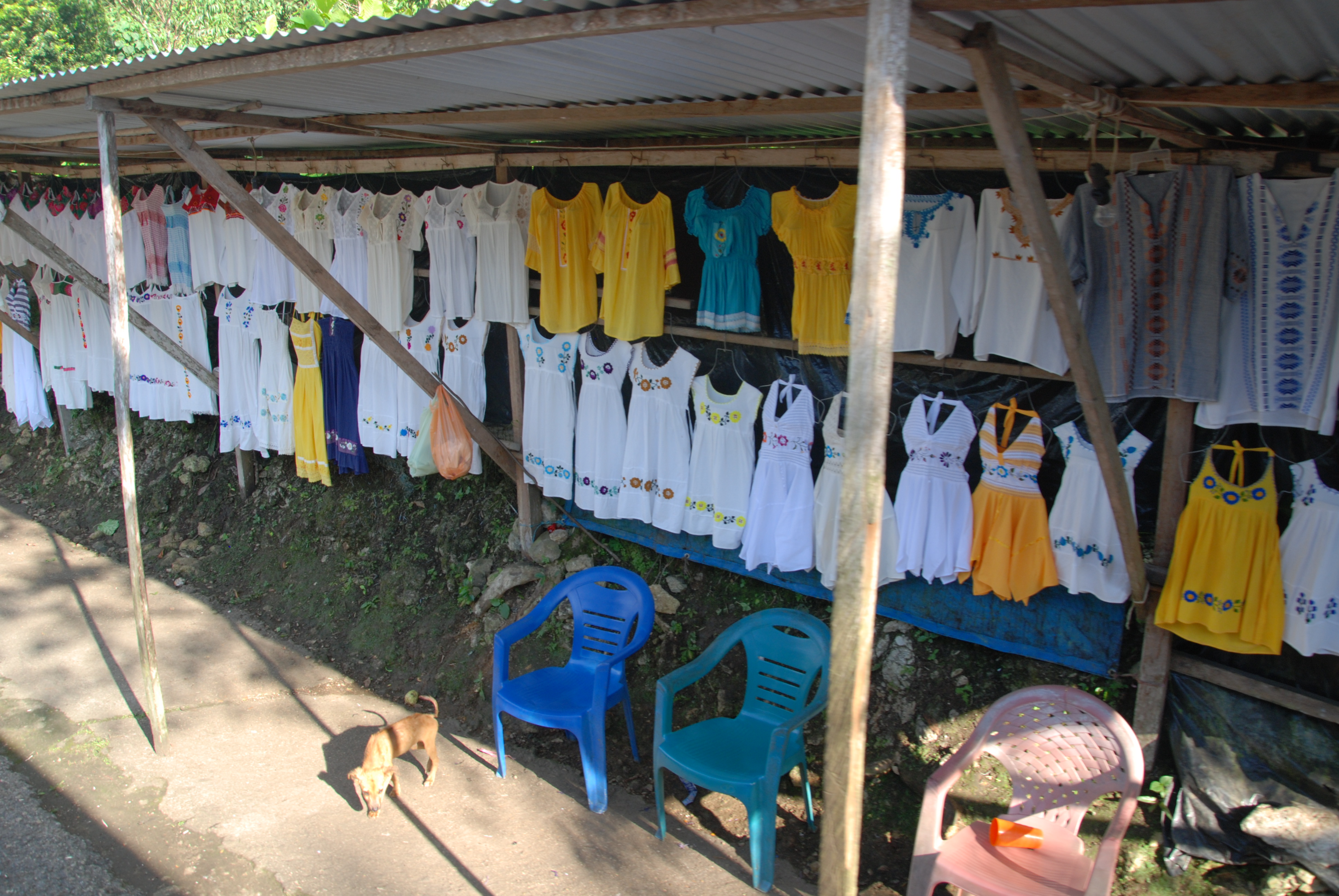 Kleider in großer Auswahl hängen zum Verkauf an der Straße
