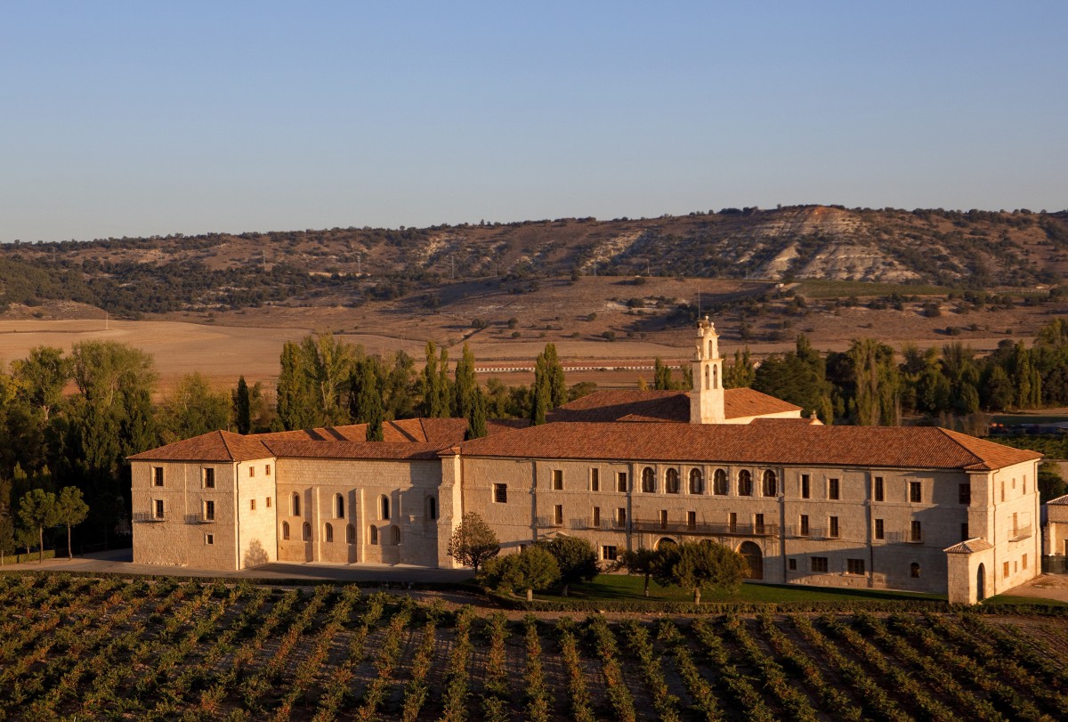 Das Kloster aus dem 12. Jahrhundet inmitten des Weinanbaugebietes